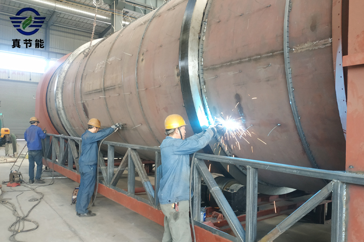 防止污泥干燥設(shè)備表面漆層脫落破損，采用防腐防銹的工藝技術(shù)焊接