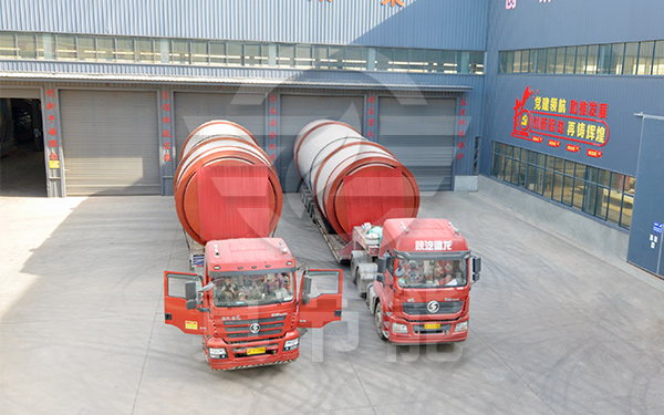 日處理百噸的化工污泥干燥設(shè)備運輸現(xiàn)場 日處理百噸的化工污泥干燥設(shè)備運輸現(xiàn)場